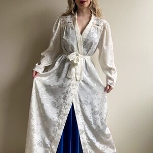 Romantic Vintage 1990s White Floral Pattern Robe (OSFM)